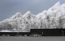 Le gigantesche onde provocate dal tifone nel porto di Aki, Kochi.