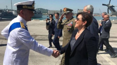 Il ministro della Difesa, Elisabetta Trenta, stringe la mano all'ammiraglio Capo di Stato Maggiore della Marina.