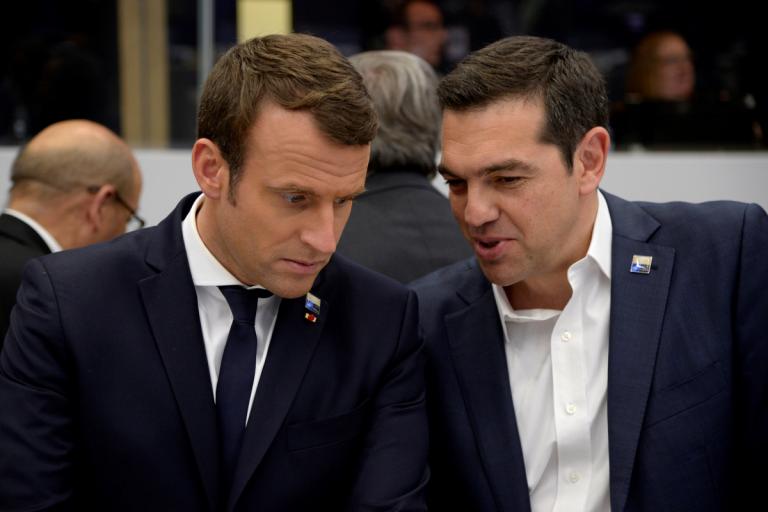 Primo piano di Marron e Tsipras dialogando tra loro.
