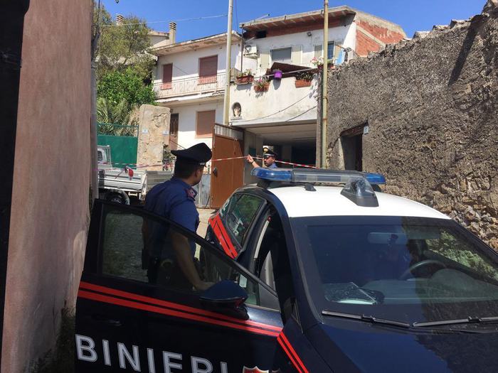 Uccide i figli: Una autopattuglia dei carabinieri nel vicolo