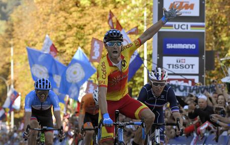 Lo spagnolo Alejandro Valverde taglia vittorioso con il braccio alzato la gara che lo premia con la maglia iridata di campione mondiale di ciclismo.