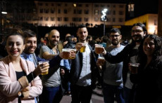 Alcuni giovani bevono bevande alcoliche per protestare contro lo stop alla vendita dell'alcol nelle vie della movida a Torino. Venezia