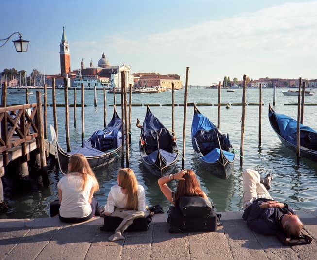 Venezia: turisti sdraiati su un pontile