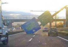 Tragedia sfiorata sulla superstrada, tabellone cade sulla strada per la forza del vento.