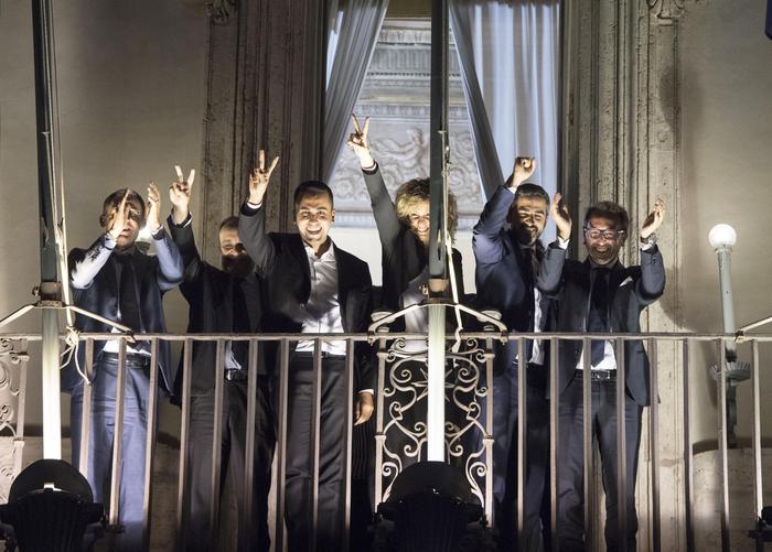 Il vicepremier Luigi Di Maio e i ministri del M5s si sono affacciati dalle finestre di palazzo Chigi per salutare il gruppo di manifestanti che stanno festeggiando davanti palazzo Chigi. "Ce l'abbiamo fatta", esultano.