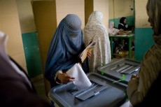 Afghanistan, donne in un seggio elettorale nelle ultime elezioni