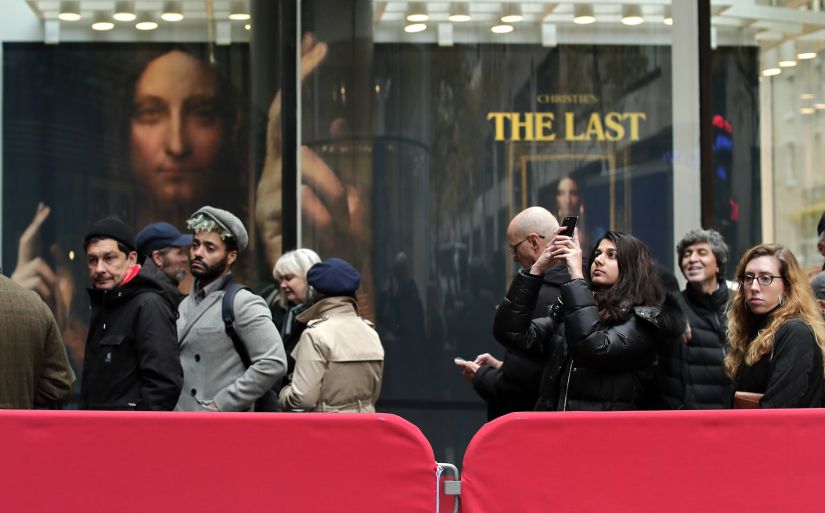 In fila per entrare all'asta da Christie's in occasione dell'asta del "Salvator Mundi" di Leonardo da Vinci.