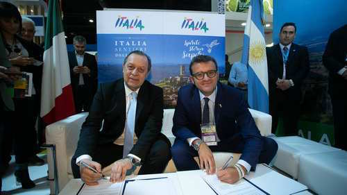 Il Ministro dell'Agricoltura e del Turismo italiano, Gian Marco Centinaio, con il Segretario del Turismo argentino, Gustavo Santos.