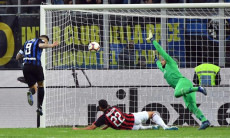 Mauro Emanuel Icardi insacca di testa il gol che vale il derby.