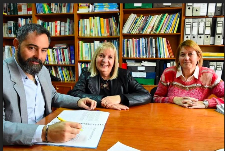 L'italiano e la rete. Nella foto: Juan Pedro Zampini, Cristina Riva y Claudia Tramontana intervistati nella sede del giornale locale La Capital.