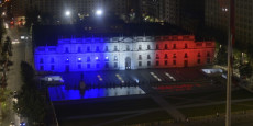 Il Palazzo della Moneda illuminato con i colori della bandiera cilena.