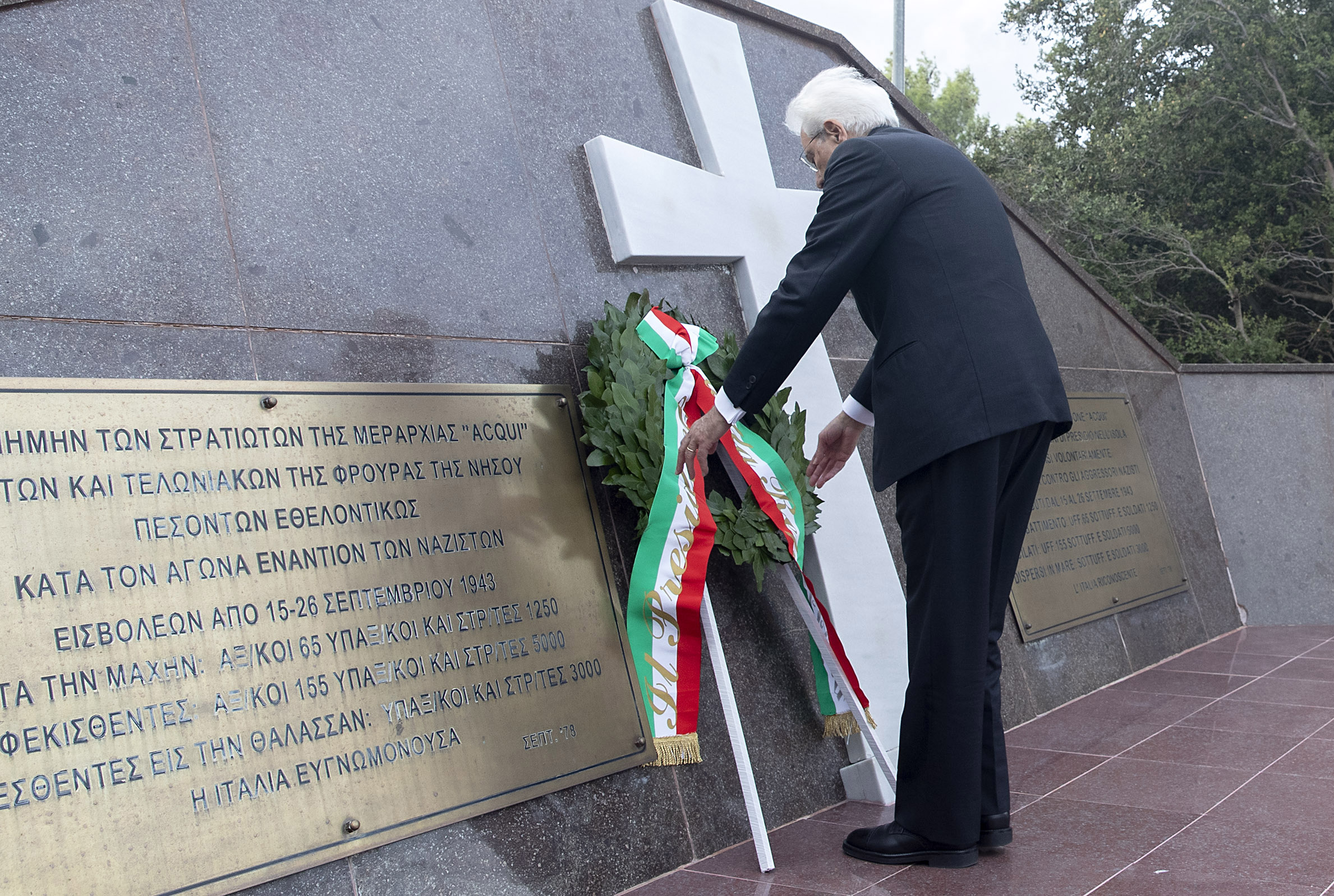 Cefalonia - Il Presidente della Repubblica Sergio Mattarella in occasione della deposizione di una corona al Monumento ai Caduti della Divisione Acqui.