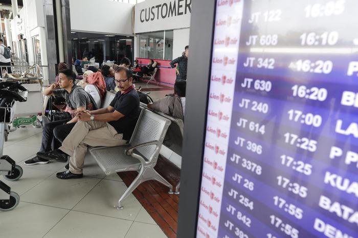 Parenti delle vittime in attesa di notizie nell'aeroporto di Giacarta. Indonesia
