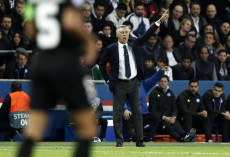 Carlo Ancelotti dà indicazioni ai suoi giocatori durante la partita del Napoli contro il Psg.