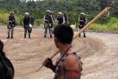 Indigeni che vivono vicino al fiume Xingu, Tapajós e Teles Pires respinti dalle truppe militari brasiliane. Brasile