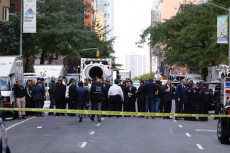 La polizia chiude la strada degli uffici della Time Warner a New York. Bomba