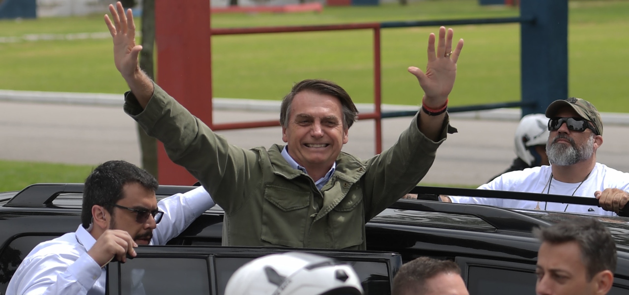 Jair Bolsonaro, saluti i suoi sostenitori.
