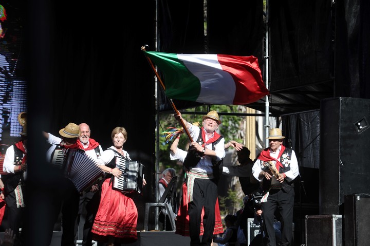 Sul palcoscenico sventola la bandiera italiano.