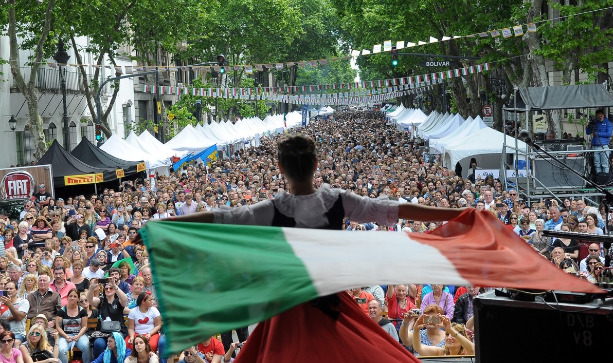 La folla di connazionali nell'Avenida de Mayo ripresa dal palcoscenico.