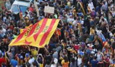 La Catalogna scende in piazza un anno dopo il referendum per l'indipendenza