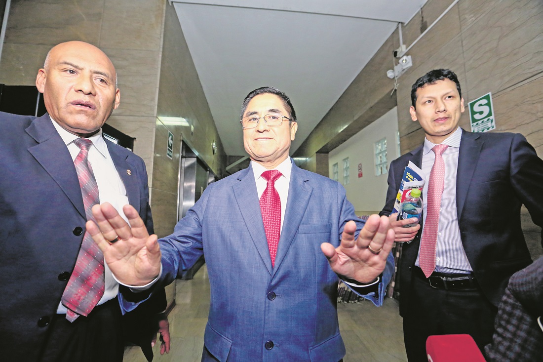 L'ex giudice della Corte suprema del Perù, César Hinostroza, mette le mani avanti.