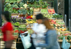 Consumi: donne ferme davanti a bancarelle della frutta e verdura