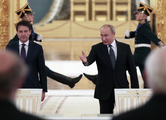 Vladimir Putin e Giuseppe Conte durante l'incontro a Mosca.