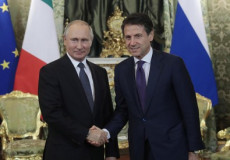 Vladimir Putin e Giuseppe Conte si stringono la mano durante l'incontro a Mosca.