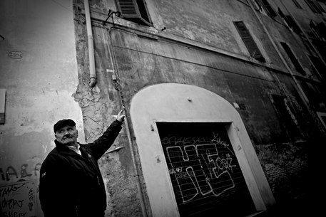 Lello di Segni, matricola 157722, mostra le finestre del secondo piano di casa sua a via di Sant'Ambrogio da cui fu catturato la mattina del 16 ottobre 1943 con suo padre, le sue due sorelline e sua madre in una foto di gennaio 2011.