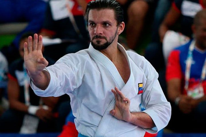 Il venezuelano Antonio díaz durante la sua esibizione di karate.