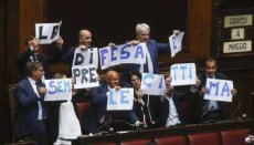 Manifestazione di senatori di FdI a favore del decreto legittima difesa.