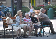 Donne pensionate sedute in una panchina. Pensionati