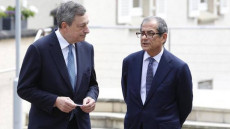 Il presidente della Bce Mario Draghi e il ministro dell'Economia Giovanni Tria. Fmi