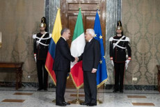 Il Presidente della Colombia, Ivan Duque stringe la mano al Presidente Sergio Mattarella durante la visita in Italia.