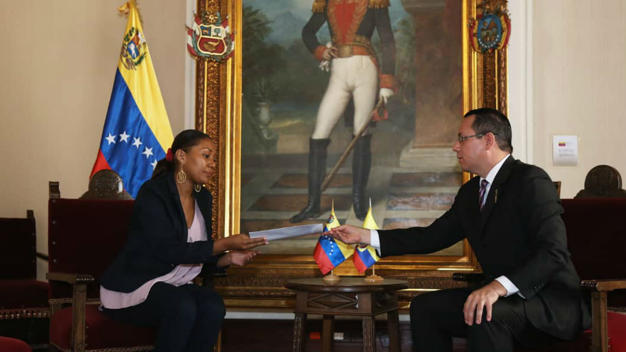 La cancillería venezolana tomar la medida recíproca contra la Encargada de Negocios del Ecuador en Venezuela, Elizabeth Méndez, quien es declarada persona No Grata y dispone de 72 horas para abandonar el país.
