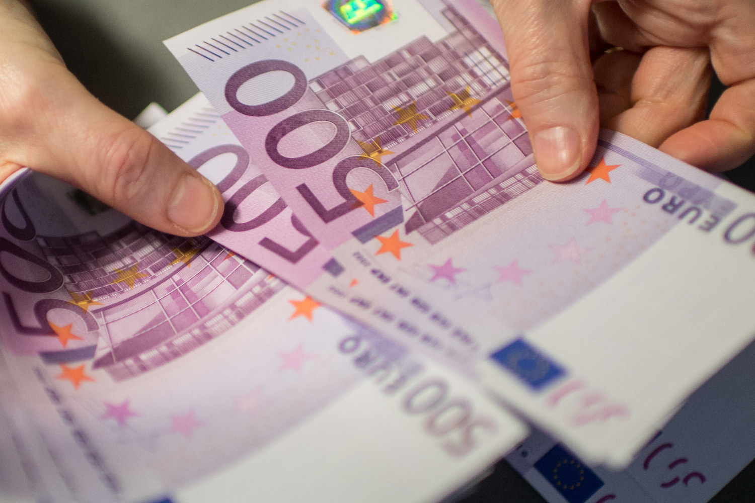El Estado intervendrá el mercado cambiario con la inyección de 2.000 millones de euros para robustecer la compra-venta de la divisa en el país