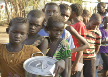 bambini africani fannio la fila per ricevere un piatto d ciboi