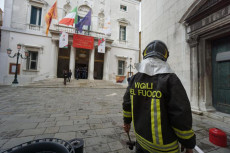 Un vigile del fuoco all'esterno del Gran Teatro La Fenice, dopo un principio di incendio verificatosi in un locale tecnico.