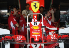 La Ferrari ai box.