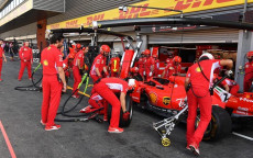 La Ferrari di Vettel ai box circondata dai meccanici.