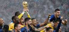 I giocatori della Francia alzano al cielo la coppa del mondo. Griezmann