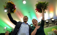 Ludwig Hartmann e Katharina Schulze leader dei Verdi tedeschi festeggiano il risultato del voto verde in Baviera.