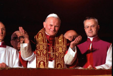 Wojtyla, Giovanni Paolo II il giorno dell'elezione nel 1978, saluta i fedeli dal balcone