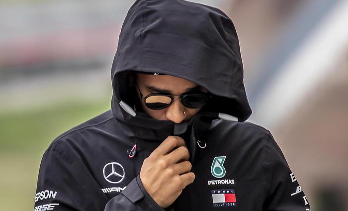 Il pilota della Mercedes Lewis Hamilton, con indosso una felpa si ripara dal freddo.