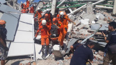 Indonesia: Le forze della Indonesian National Search and Rescue Agency (BASARNAS) in azione dopo lo tsunami.