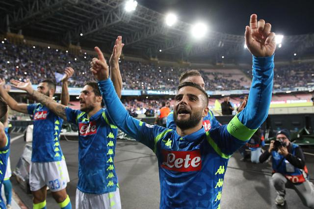 I giocatori del Napoli festeggiano la vittoria sul Liverpool.