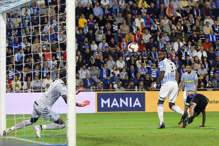 Mauro Icardi realizza in acrobazia il primo gol dell'Inter contro la Spal.