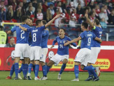 Gli azzurri festeggiano il gol di Cristiano Biraghi contro la Polonia. Italia
