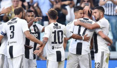 Mario Mandzukic festeggia con i compagni di squadra un gol della Juventus.