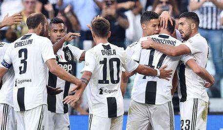 Mario Mandzukic festeggia con i compagni di squadra un gol della Juventus.